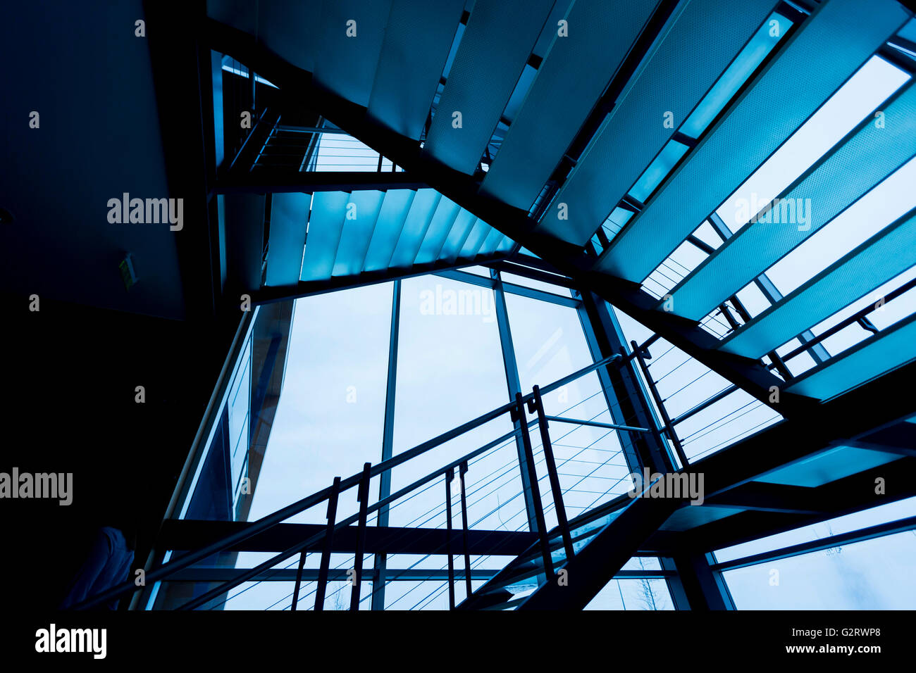 Blick auf die moderne Treppe bei schwachem Licht Stockfoto