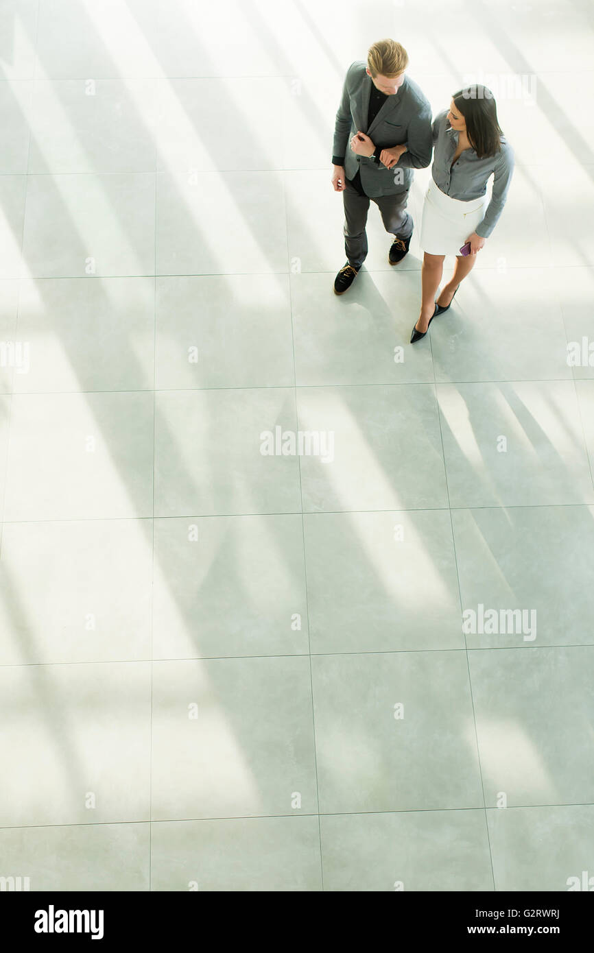 Draufsicht auf die Geschäftsleute zusammen spazieren Stockfoto