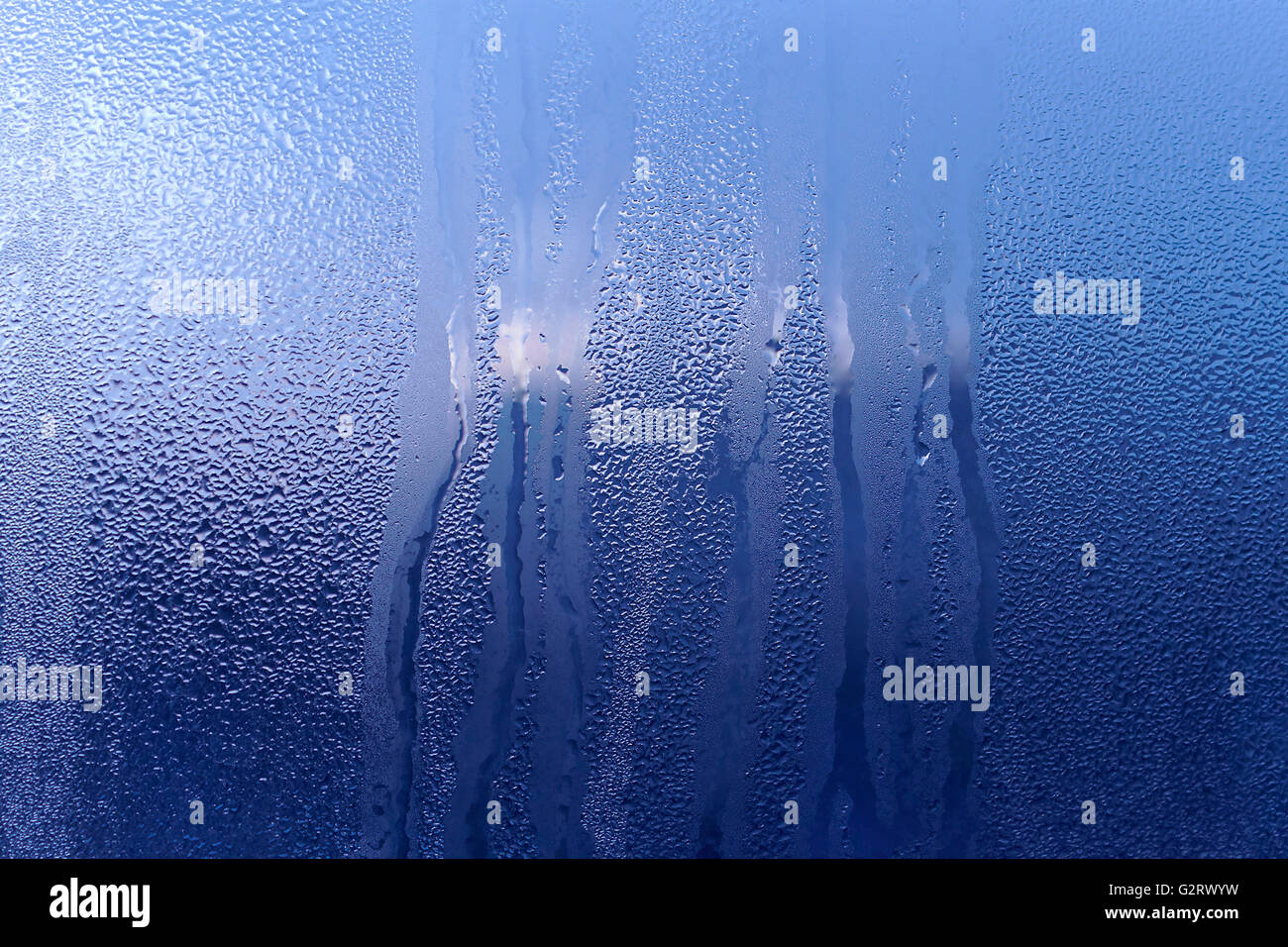 Natürliche Wasser tropft auf Fensterglas Stockfoto