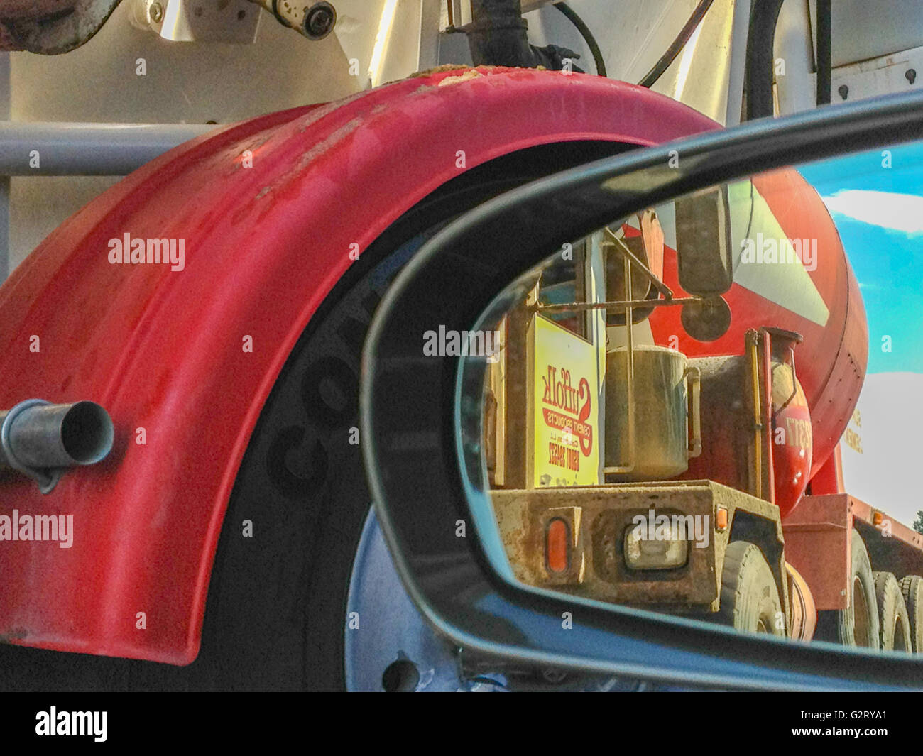 Blick auf ein Betonmischer in einem Seite-Ansicht-Spiegel Stockfoto