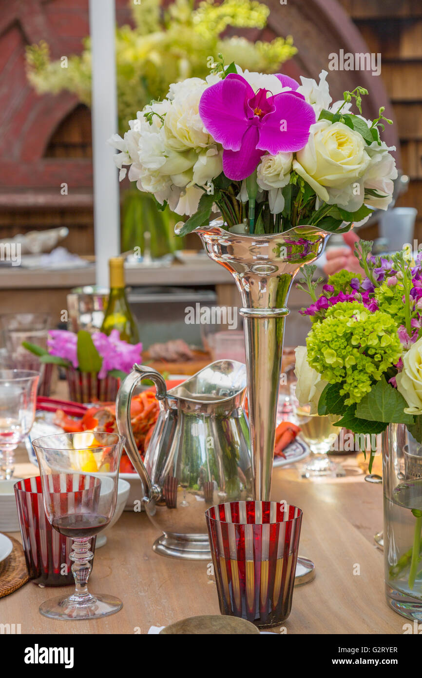 elegante Tischdekoration für ein Mittagessen im Freien mit Silber und frischen Blumen Stockfoto