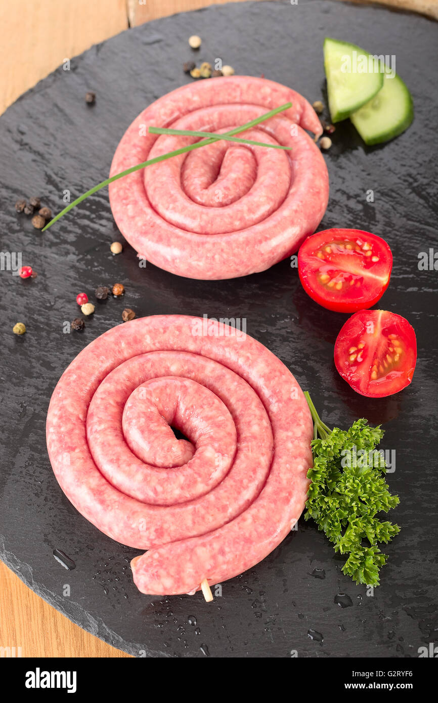 Rohes Schweinefleisch Wurst gerollt Stockfoto