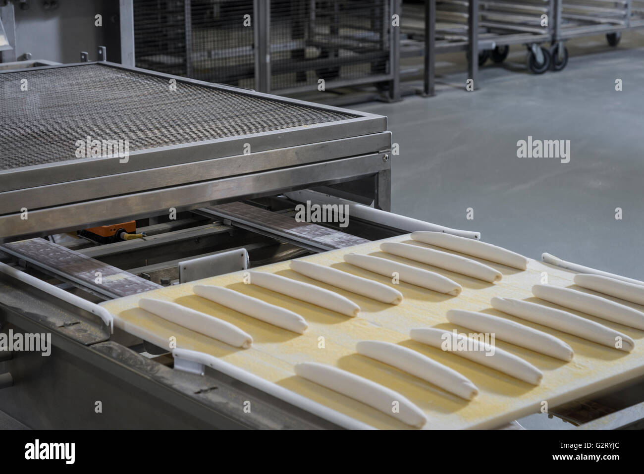 Rohteig auf Conveyor Belt, Brot Bäckerei, Philadelphia USA Stockfoto