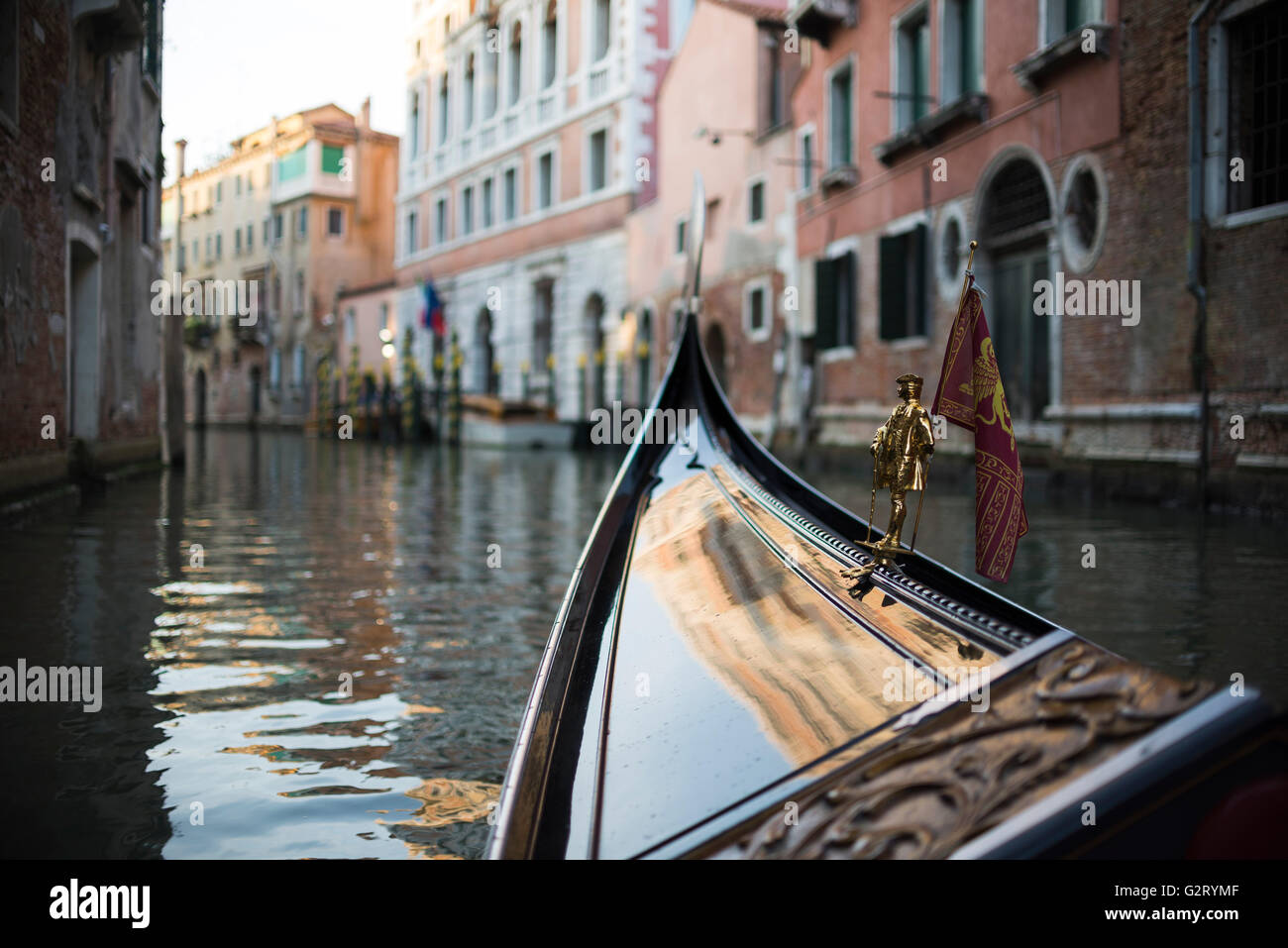 Eine Nahaufnahme von der Vorderseite des Gondel-Boot mit einem Miniatur-Mann und die Gebäude in der Front, Venedig, Italien. Stockfoto