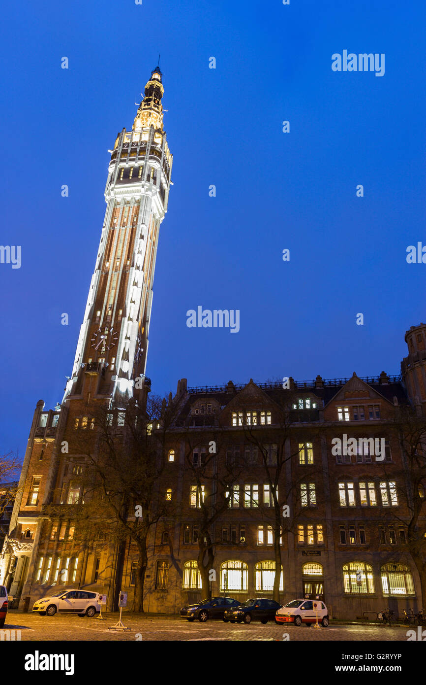 Glockenturm des Rathauses in Lille in Frankreich am Abend Stockfoto