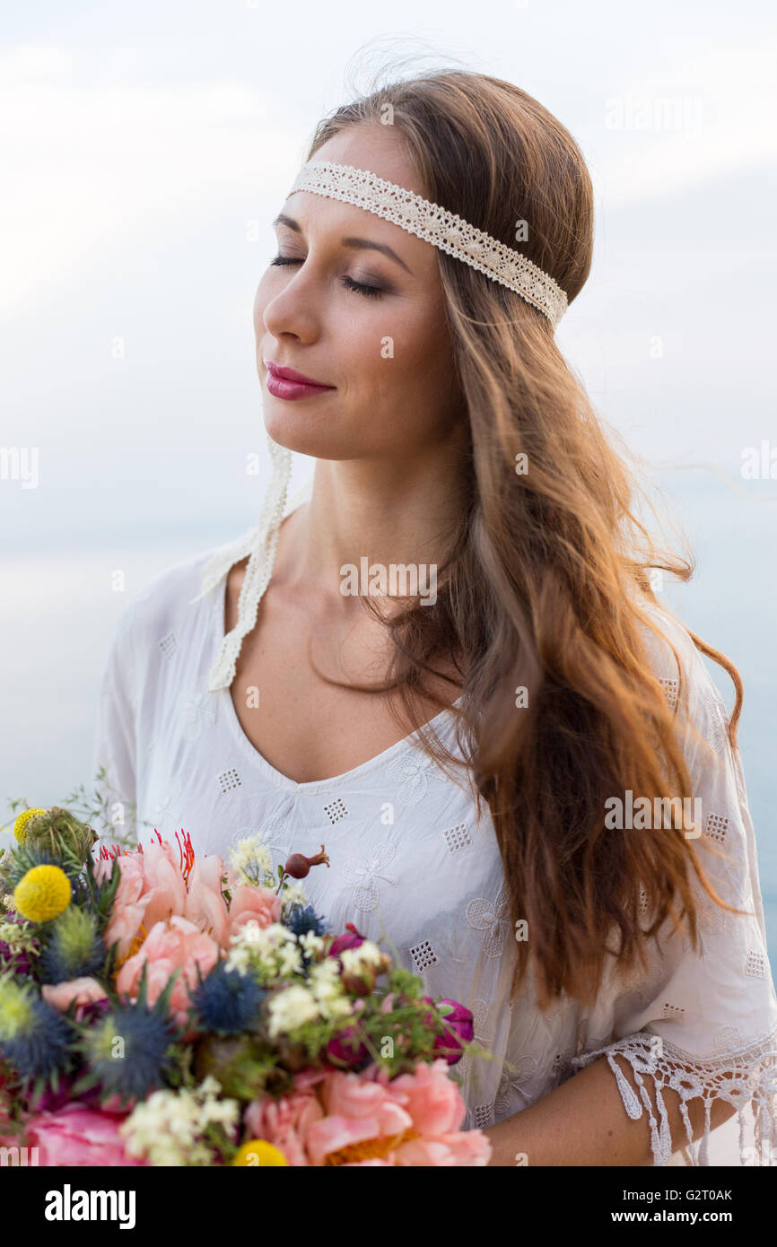 Mädchen mit einer Hochzeit Bouquet Boho-Stil Stockfoto