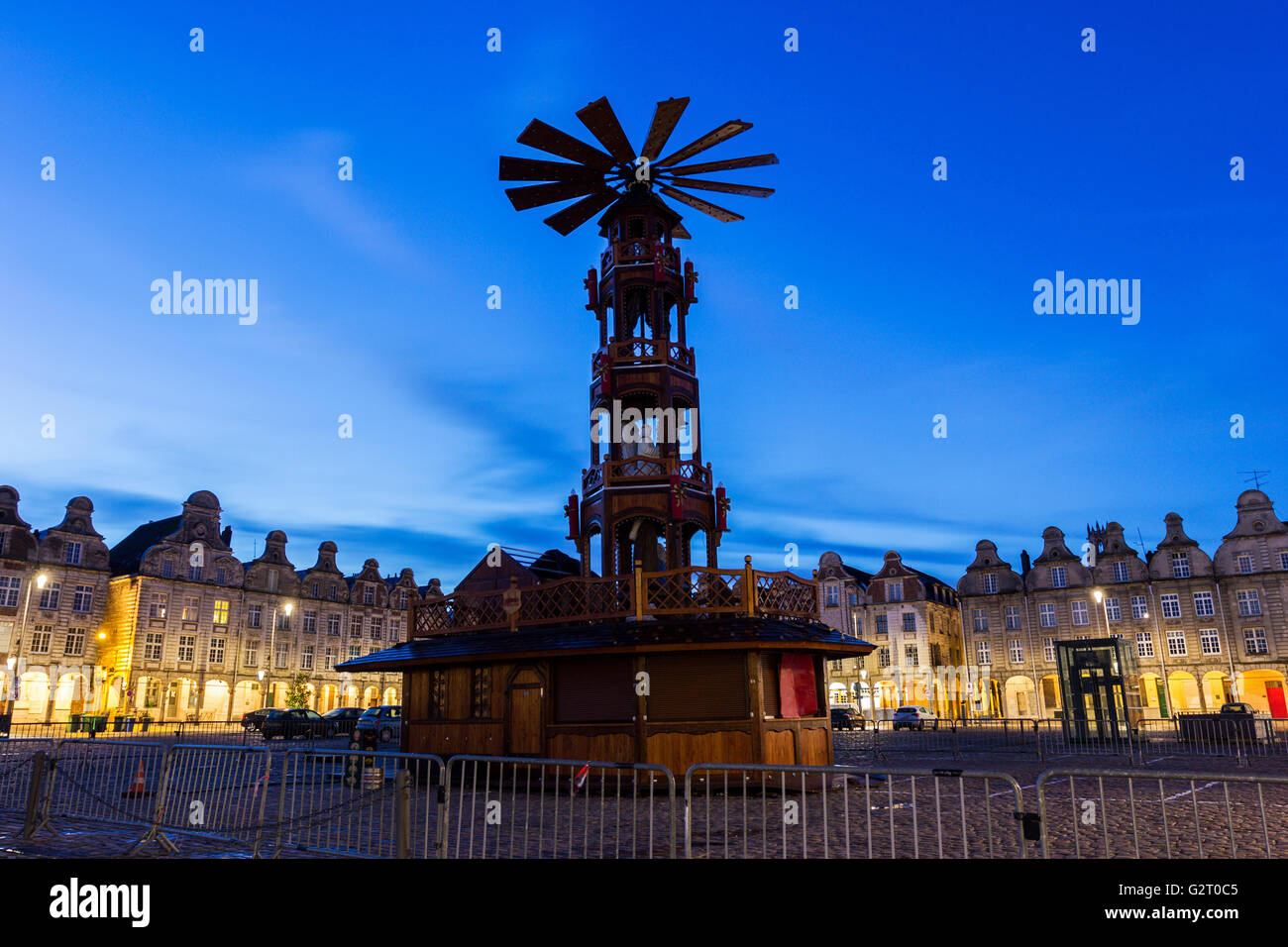 Weihnachtspyramide auf Grand Place in Arras in Frankreich Stockfoto