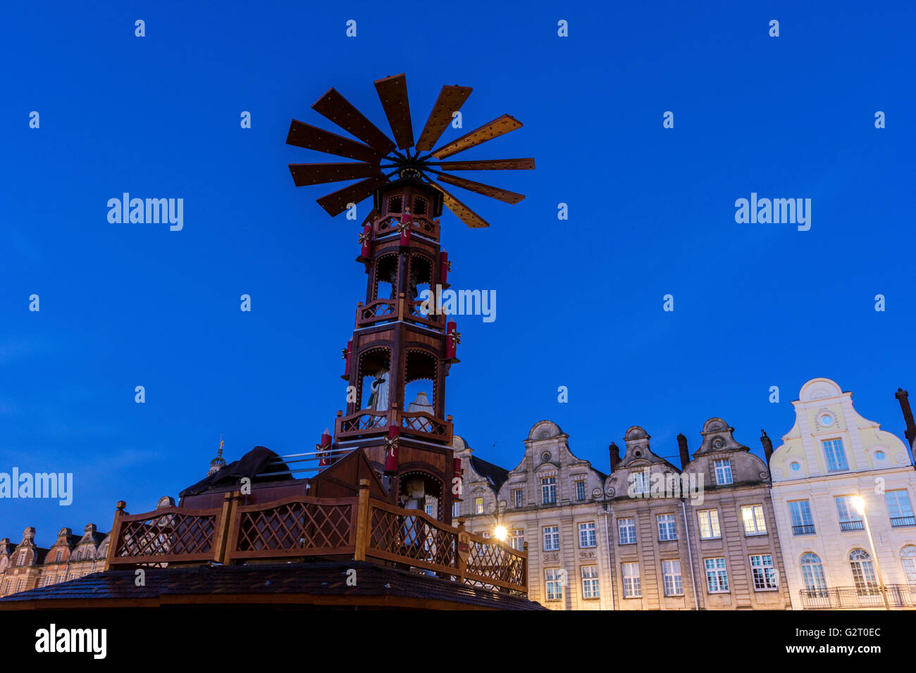 Weihnachtspyramide auf Grand Place in Arras in Frankreich Stockfoto