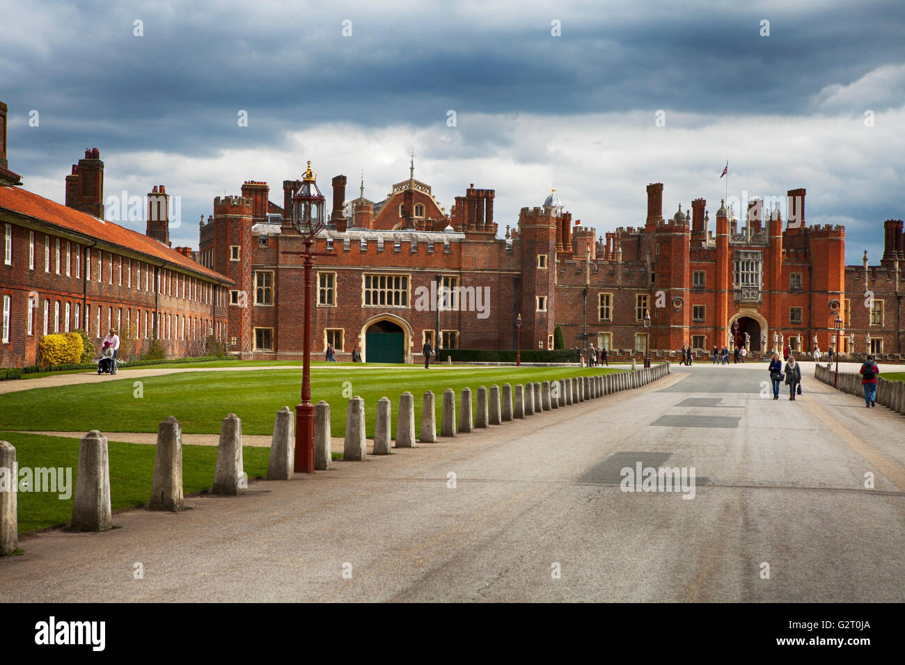 LONDON, UK - 4. Juni 2013: Ansicht des Hampton Court Palace in London. Hampton Court wurde ursprünglich für Kardinal Thomas Wolsey gebaut. Stockfoto