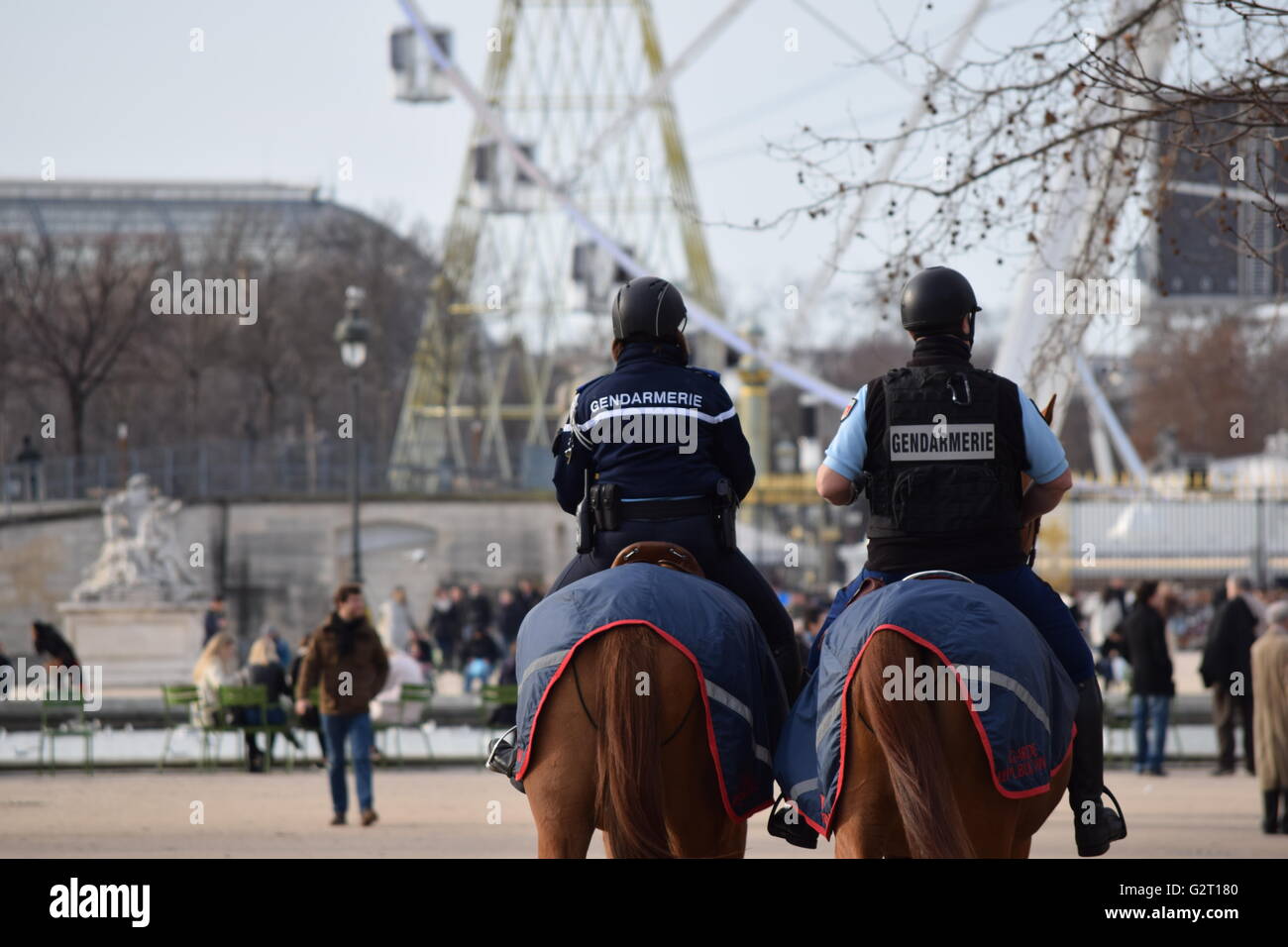 Gendarmen auf dem Pferderücken Stockfoto