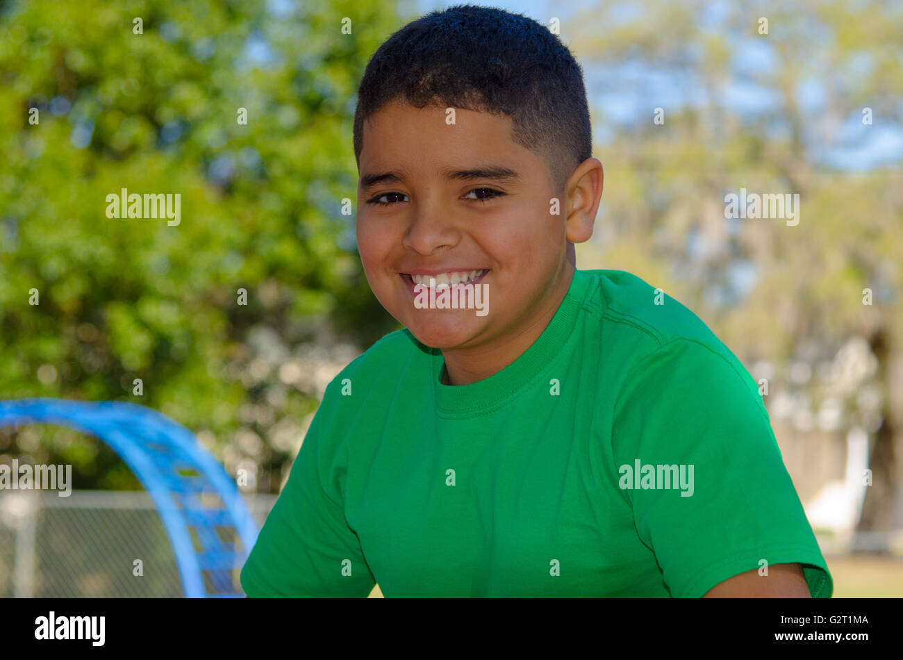 Fröhlicher Hispanic junge am Spielplatz Stockfoto