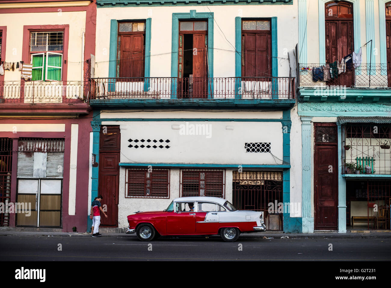 Eine bunte Gebäude Iand einen Oldtimer in der typischen Nachbarschaft von La Habana Vieja, Zentrum in der Stadt von La Havanna, Kuba Stockfoto