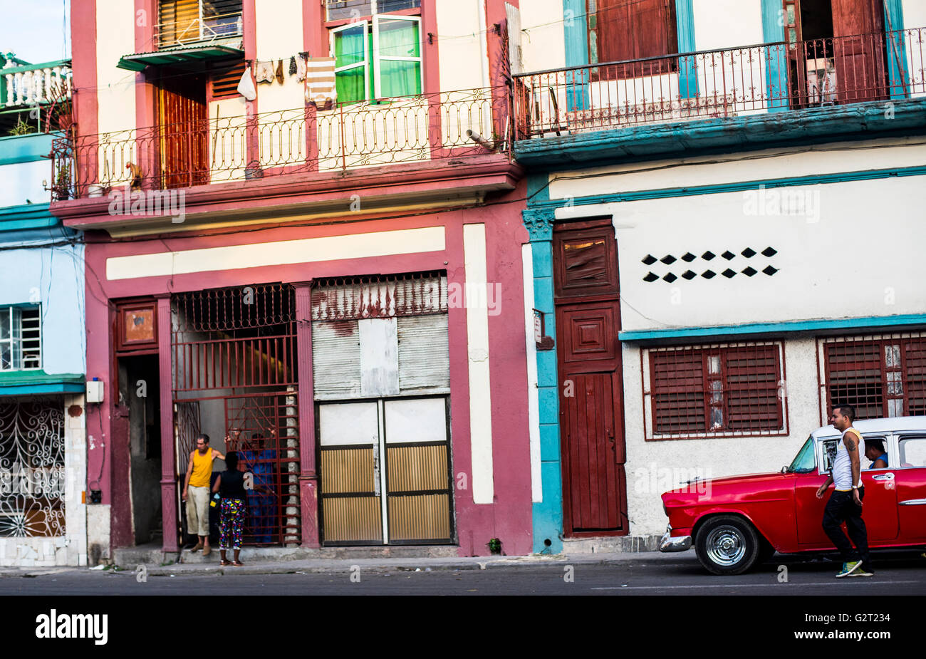 Eine bunte Gebäude Iand einen Oldtimer in der typischen Nachbarschaft von La Habana Vieja, Zentrum in der Stadt von La Havanna, Kuba Stockfoto