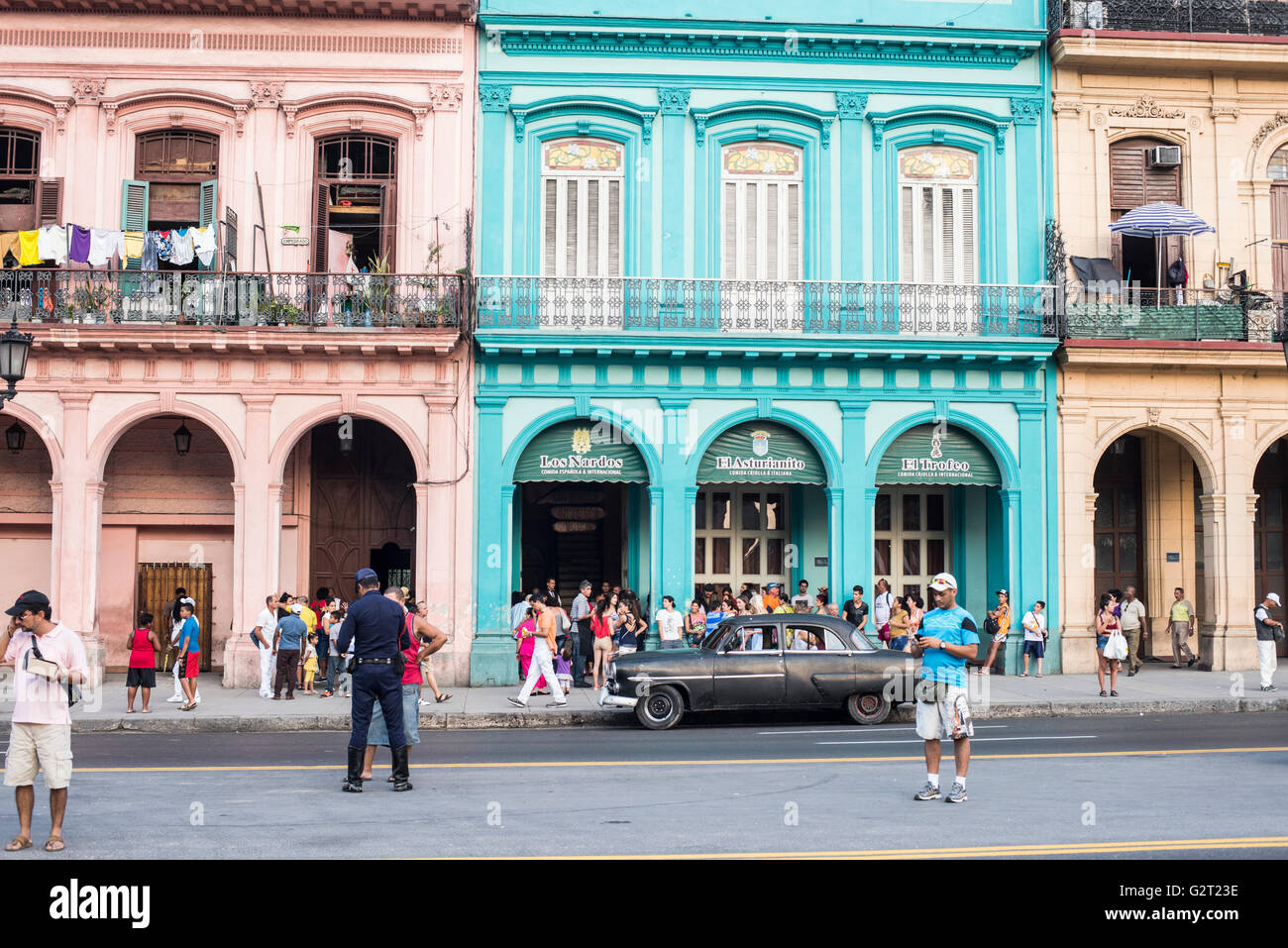 Eine bunte Gebäude Iand einen Oldtimer in der typischen Nachbarschaft von La Habana Vieja, Zentrum in der Stadt von La Havanna, Kuba Stockfoto