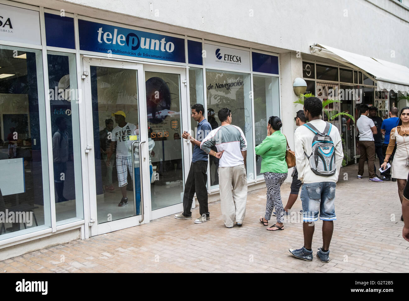 Leute, die an der Schlange stehen, um eine Prepaid-Internetkarte zu erhalten. La Havana, Kuba, Karibik, Südamerika. La Havana, Kuba, Karibik. Stockfoto