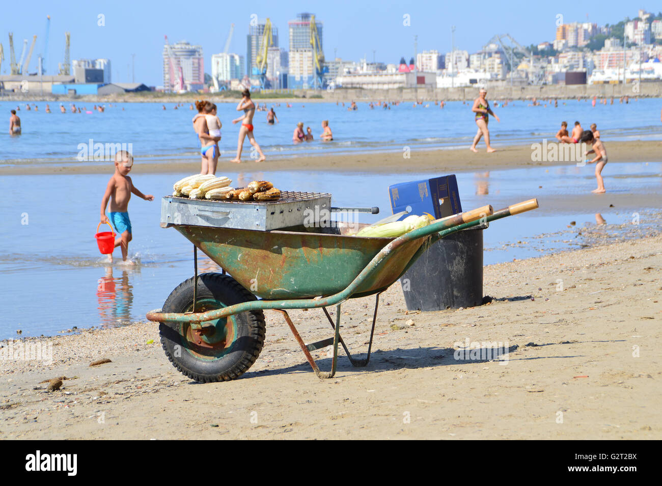 Der Strand von Durres, Albanien: alte rostige Schubkarre zum Grillen  entworfen und Verkauf Zuckermais drauf Stockfotografie - Alamy