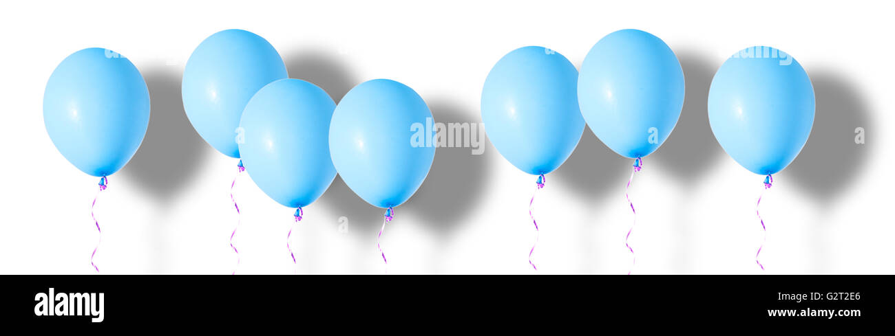 Blaue Luft fliegen Ballons isoliert auf weißem Hintergrund Stockfoto