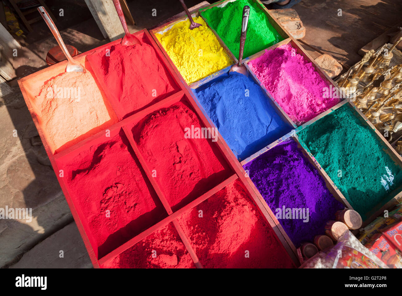 Mehrfarbige Pulverlacke auf Verkauf, Kathmandu, Nepal Stockfoto