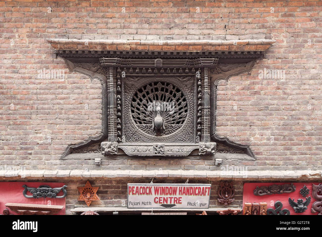 Pfau-Fenster, berühmte Holzschnitzereien in der Stadt Bhaktapur, Nepal Stockfoto