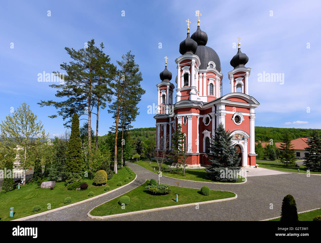 Orthodoxe Curchi-Kloster in der Republik Moldau mit grünen Bäumen und blauer Himmel Stockfoto