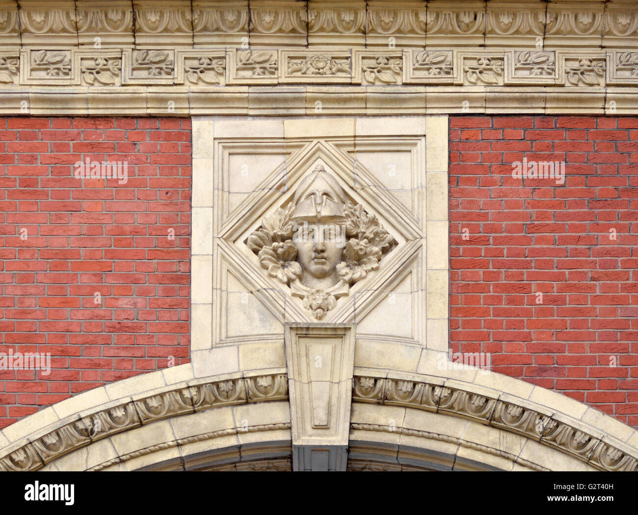 London, England, Vereinigtes Königreich. Royal Albert Hall - kunstvoll geschnitzten Schlussstein über einen Bogen über dem Eingang Stockfoto