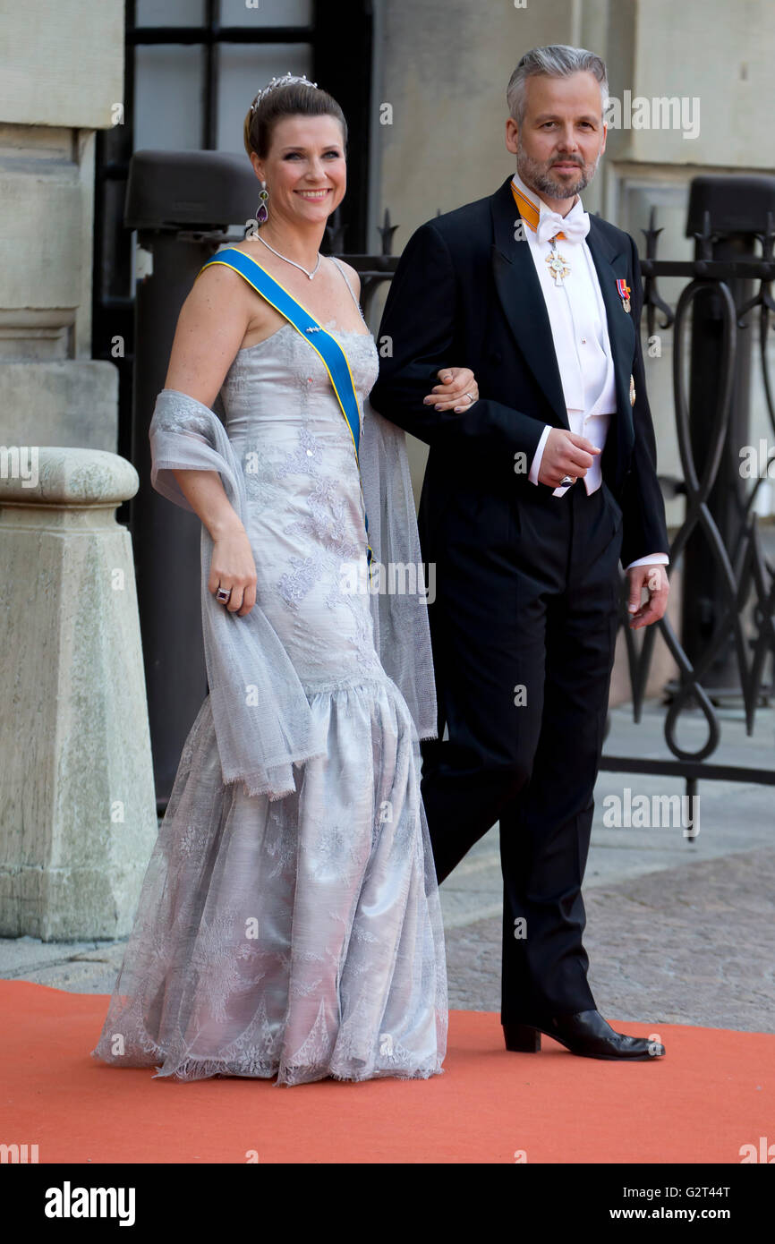 Prinzessin Martha Louise von Norwegen und Ehemann Ari Behn, Teilnahme an der Hochzeit von Prinz Carl Philip von Schweden und Sofia Hellqvist Stockfoto