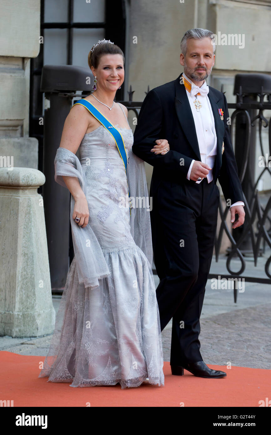 Prinzessin Martha Louise von Norwegen und Ehemann Ari Behn, Teilnahme an der Hochzeit von Prinz Carl Philip von Schweden und Sofia Hellqvist Stockfoto