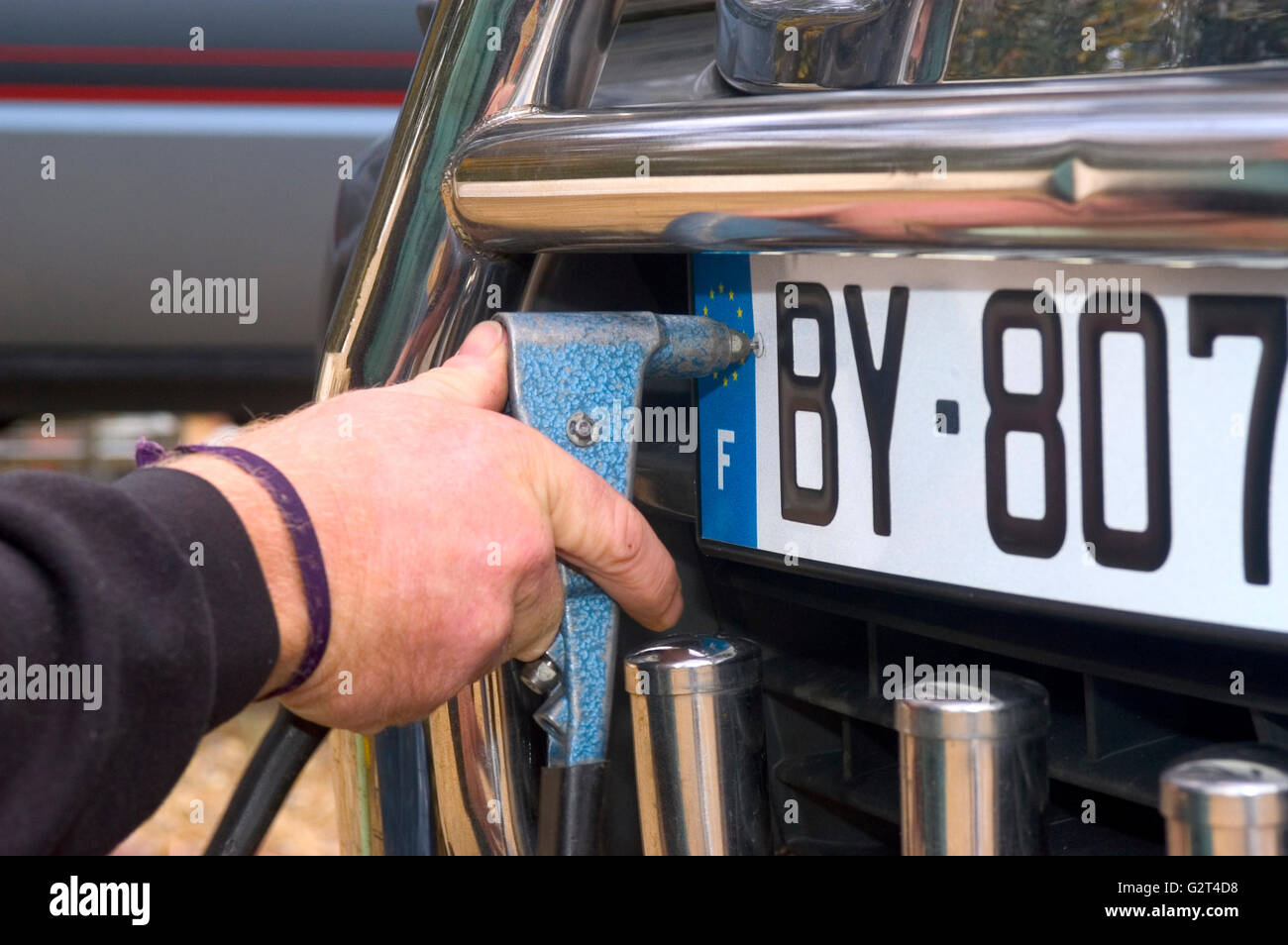 Kfz Anmeldung, Kauf von Platten per Internet schnell und einfach. Stockfoto