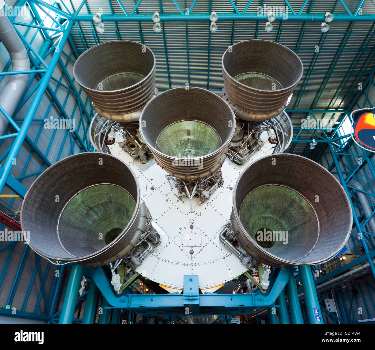 Riesige Raketenmotoren auf der ersten Etappe der NASA Saturn V Rakete, die in das Apollo-Programm verwendet wurde, um Männer auf den Mond zu bringen. Stockfoto