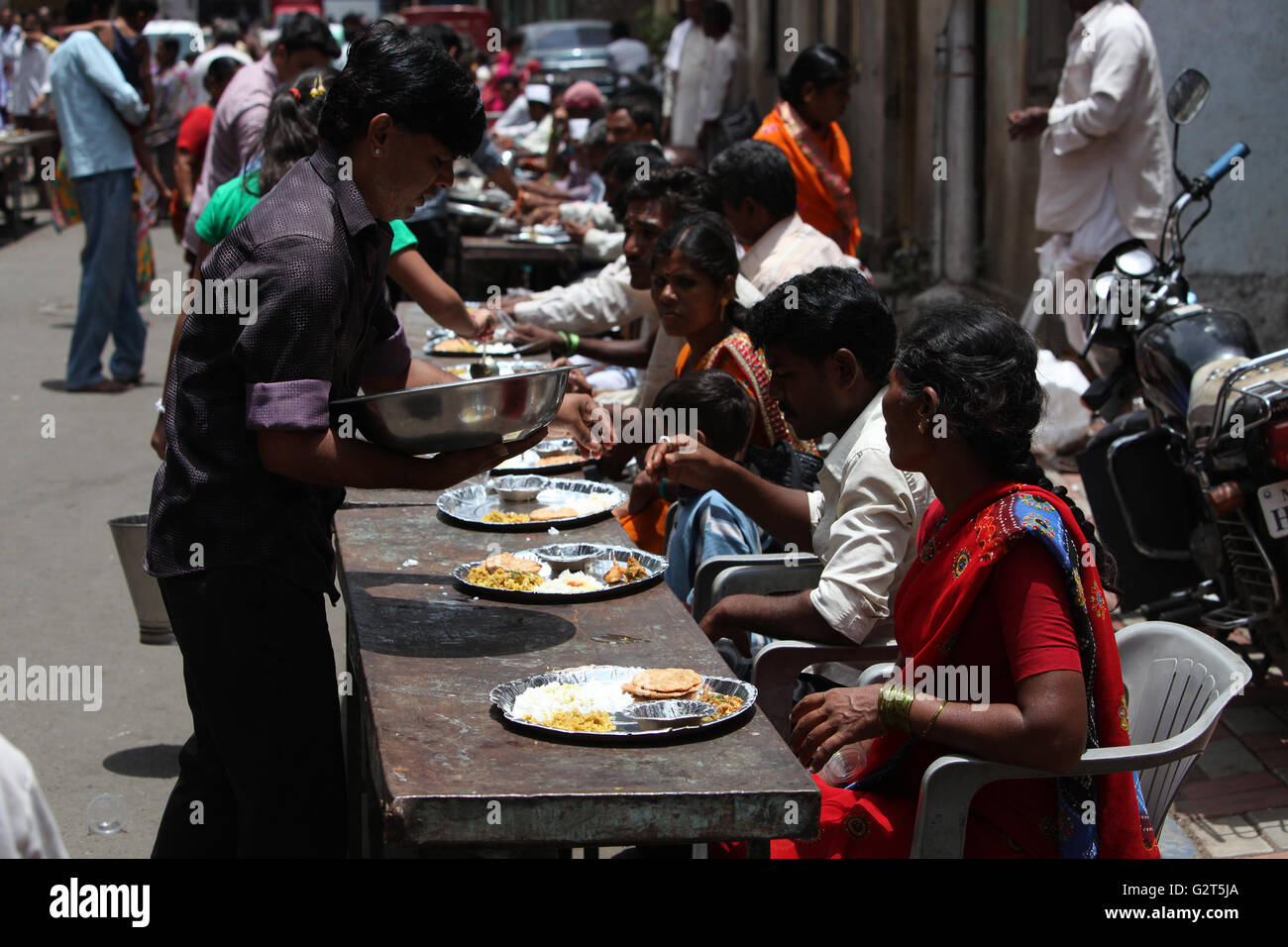 Pune, Indien - 11. Juli 2015: Indische Pilger bekannt wie Warkaris kostenlose Mahlzeit am Straßenrand während Wari Festiva zugestellt Stockfoto