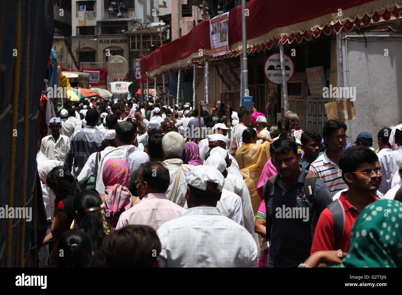 Pune, Indien - 11. Juli 2015: Tausende von Menschen drängen auf eine Pilgerfahrt in Indien während der Wari-festival Stockfoto