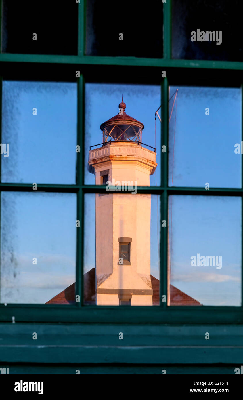 WA11699-00... WASHINGTON - Wilson Punktlicht spiegelt sich in dem Fenster des Hauses Lighthouse Keepers im Fort Warden State Park Stockfoto