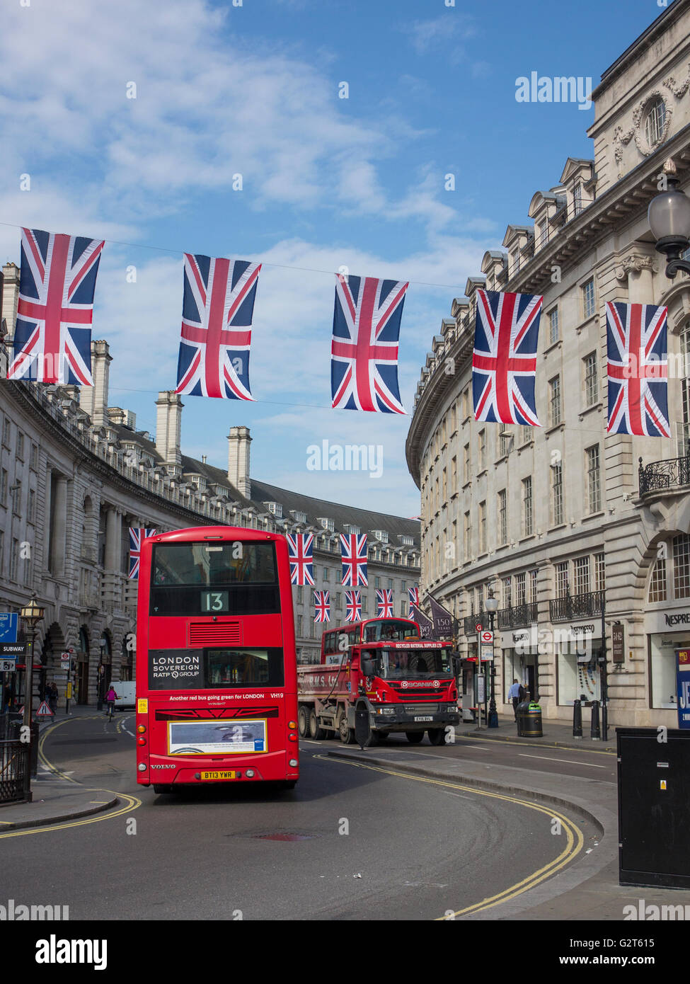 Regent Street im Zentrum von London im Sommer mit Union Jack Fahnen zum 90. Geburtstag der Königin Stockfoto