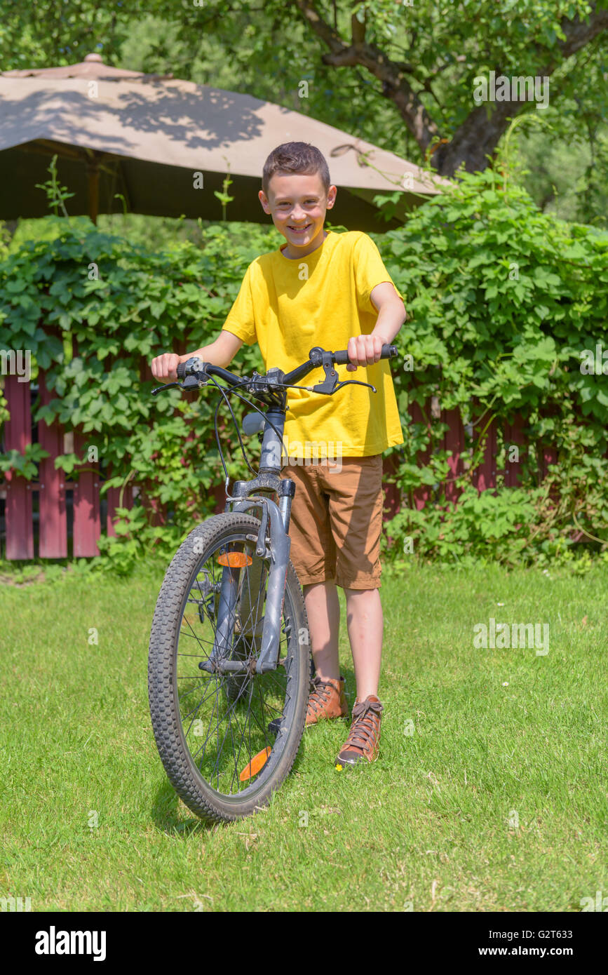 Junge auf Fahrrad im Sommertag Stockfoto