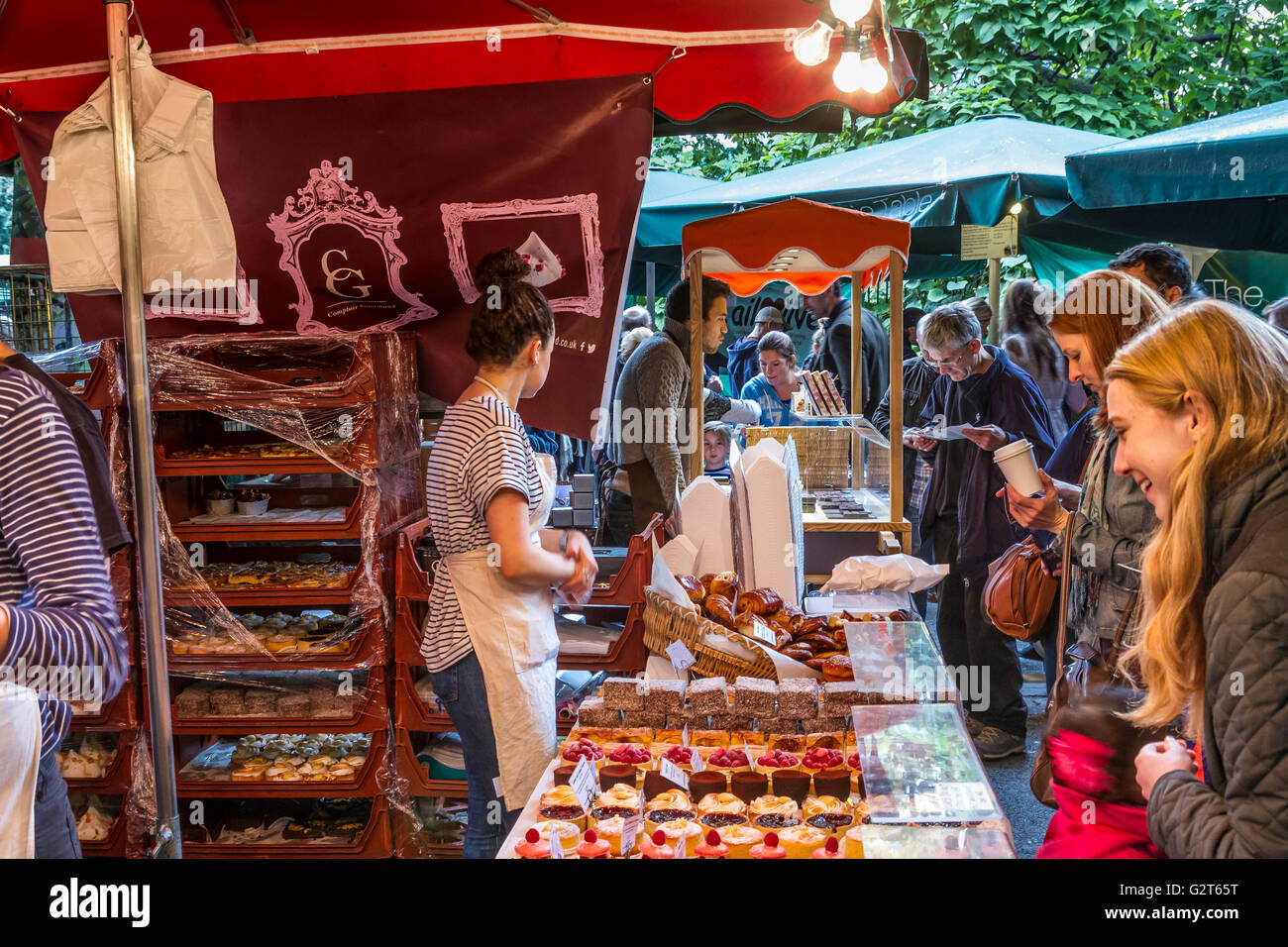 Leute an einem Kuchen-, Gebäck- und Süßwarenmarkt in Borough Market, Bermondsey, Southwark, London, Großbritannien Stockfoto