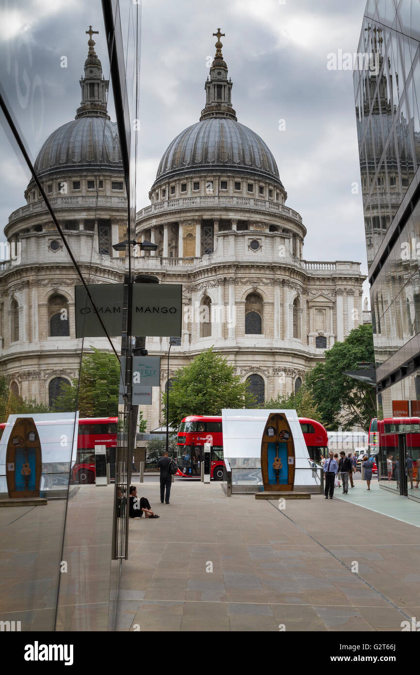 Spiegelung der St. Paul's Cathedral bei One New Change in der City of London, London, Großbritannien Stockfoto