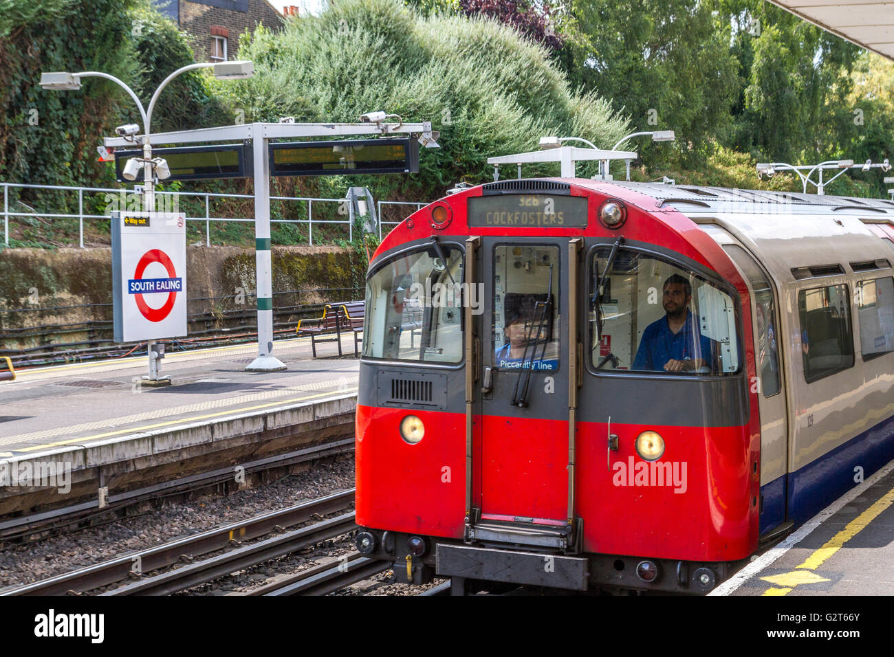 Ein U-Bahn-Zug der Piccadilly Line fährt in die South Ealing Station, London, Großbritannien Stockfoto