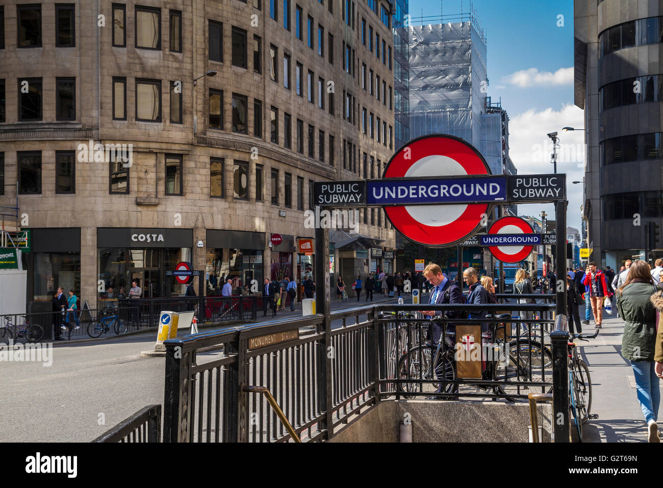 Stadtarbeiter vor der U-Bahnstation Monument in der City of London, Großbritannien Stockfoto