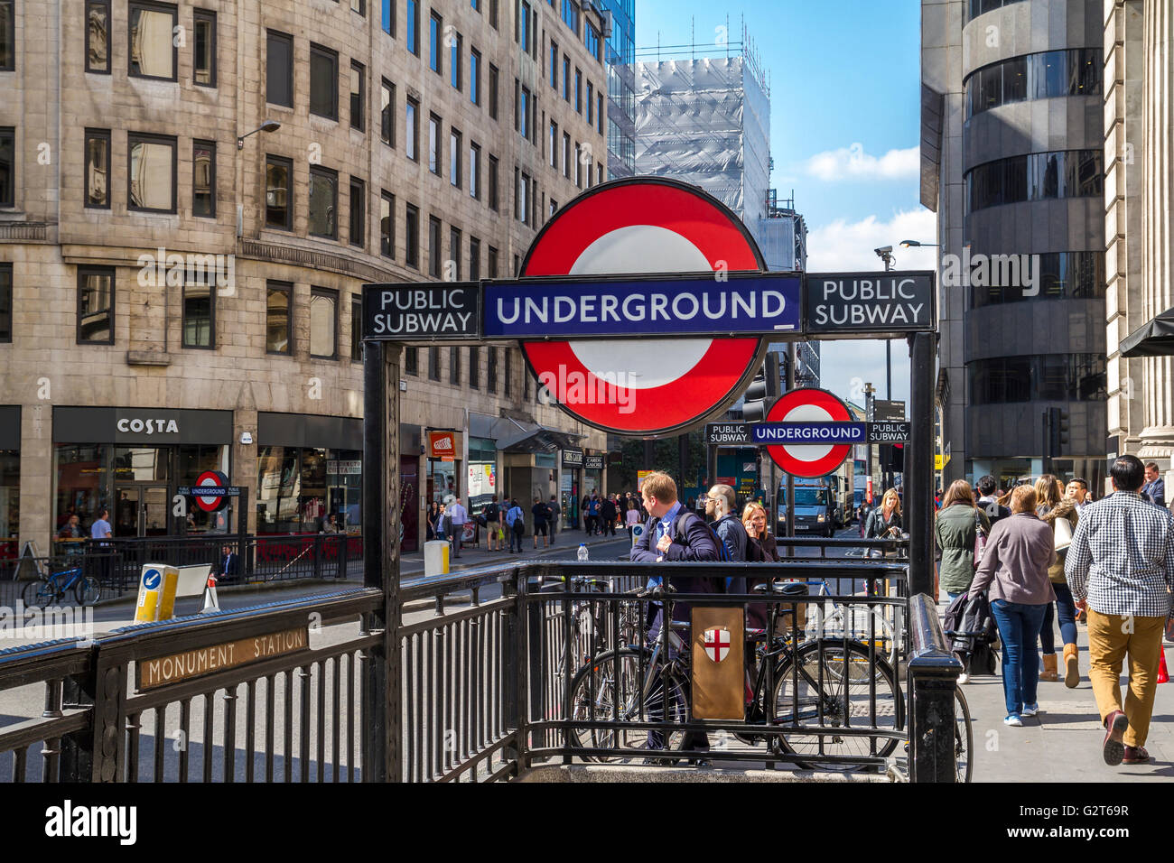 Stadtarbeiter vor der U-Bahnstation Monument in der City of London, Großbritannien Stockfoto