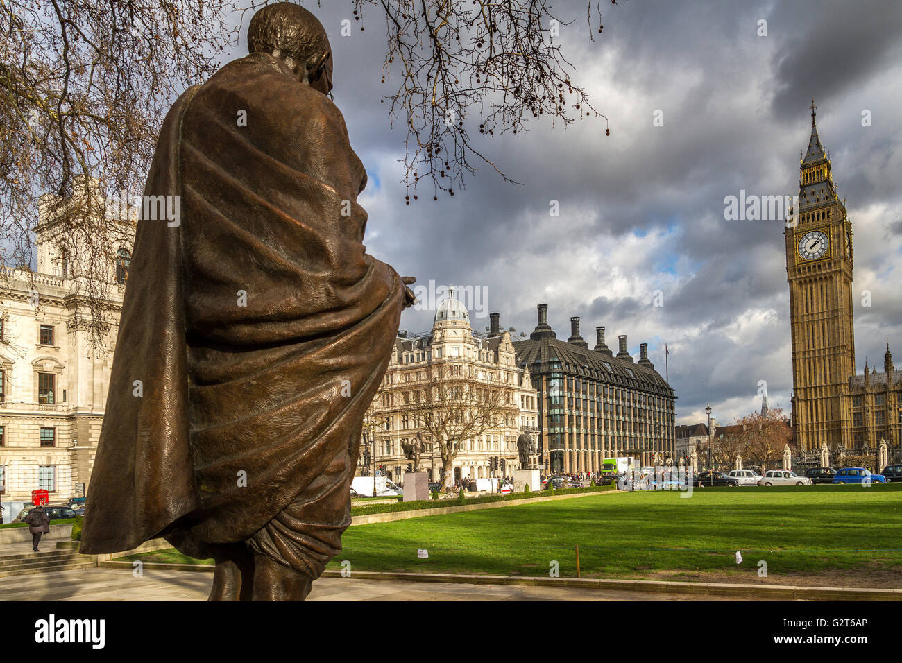 Die Bronzestatue von Mahatma Gandhi durch den Bildhauer Philip Jackson in Parliament Square, Westminster, London, Vereinigtes Königreich Stockfoto