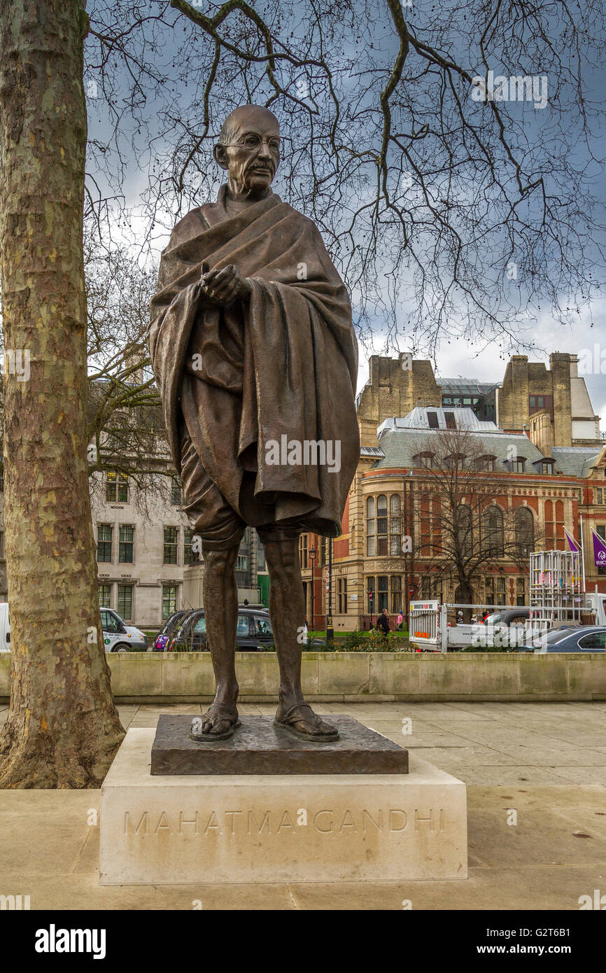 Die Bronzestatue von Mahatma Gandhi durch den Bildhauer Philip Jackson in Parliament Square, Westminster, London, Vereinigtes Königreich Stockfoto