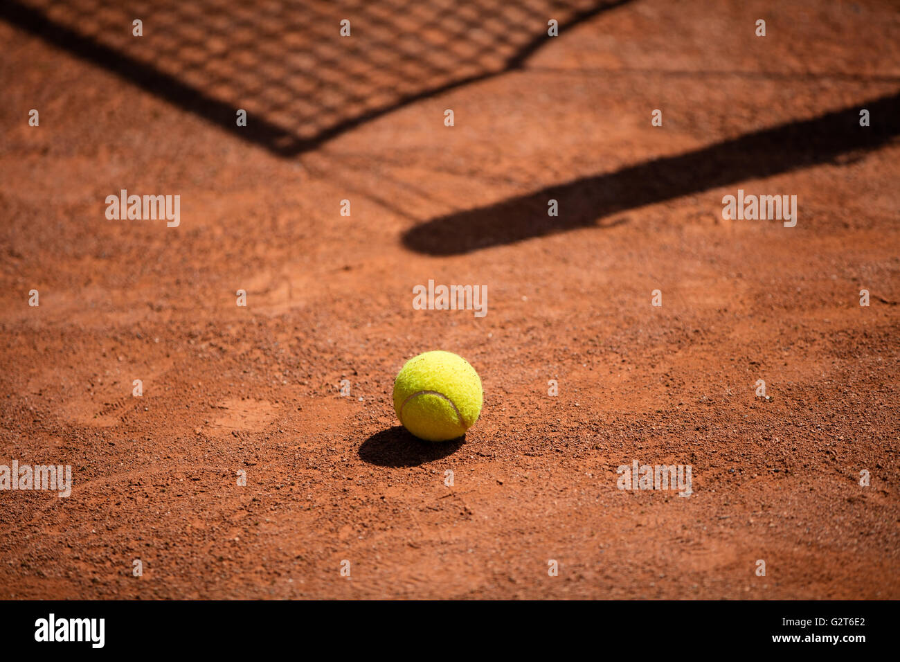 Tennisbälle in den Netzen der Schatten auf dem Boden der Sandplatz Stockfoto