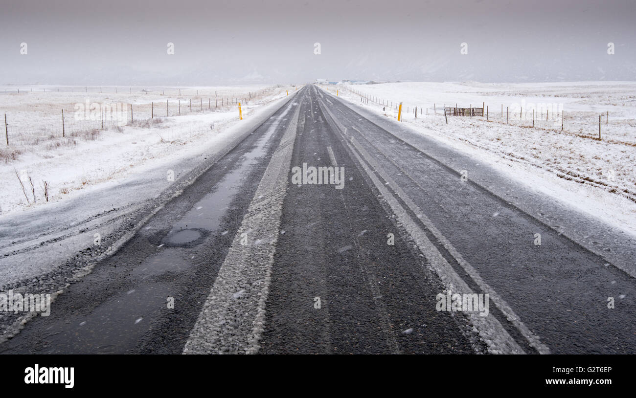 Geraden Autobahn Ringstraße während eines Schneesturms in Island Stockfoto