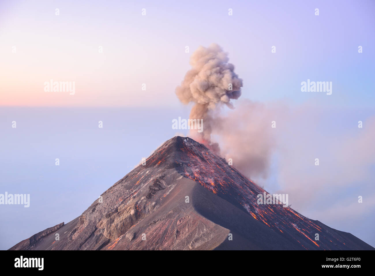 Sunrise-Eruption am Volcan Fuego in Guatemala Stockfoto