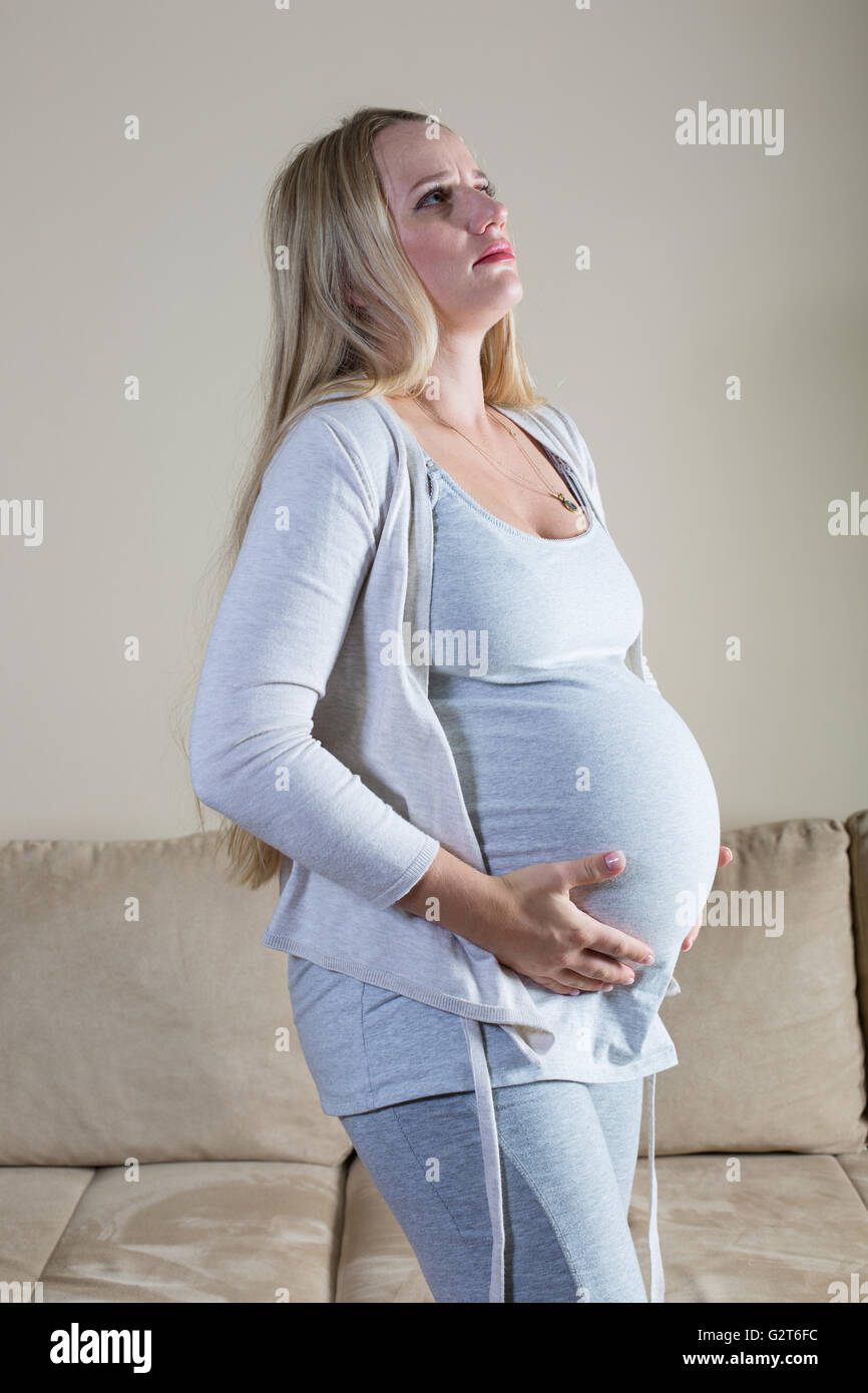 Schmerzen und Beschwerden während der Schwangerschaft Stockfoto