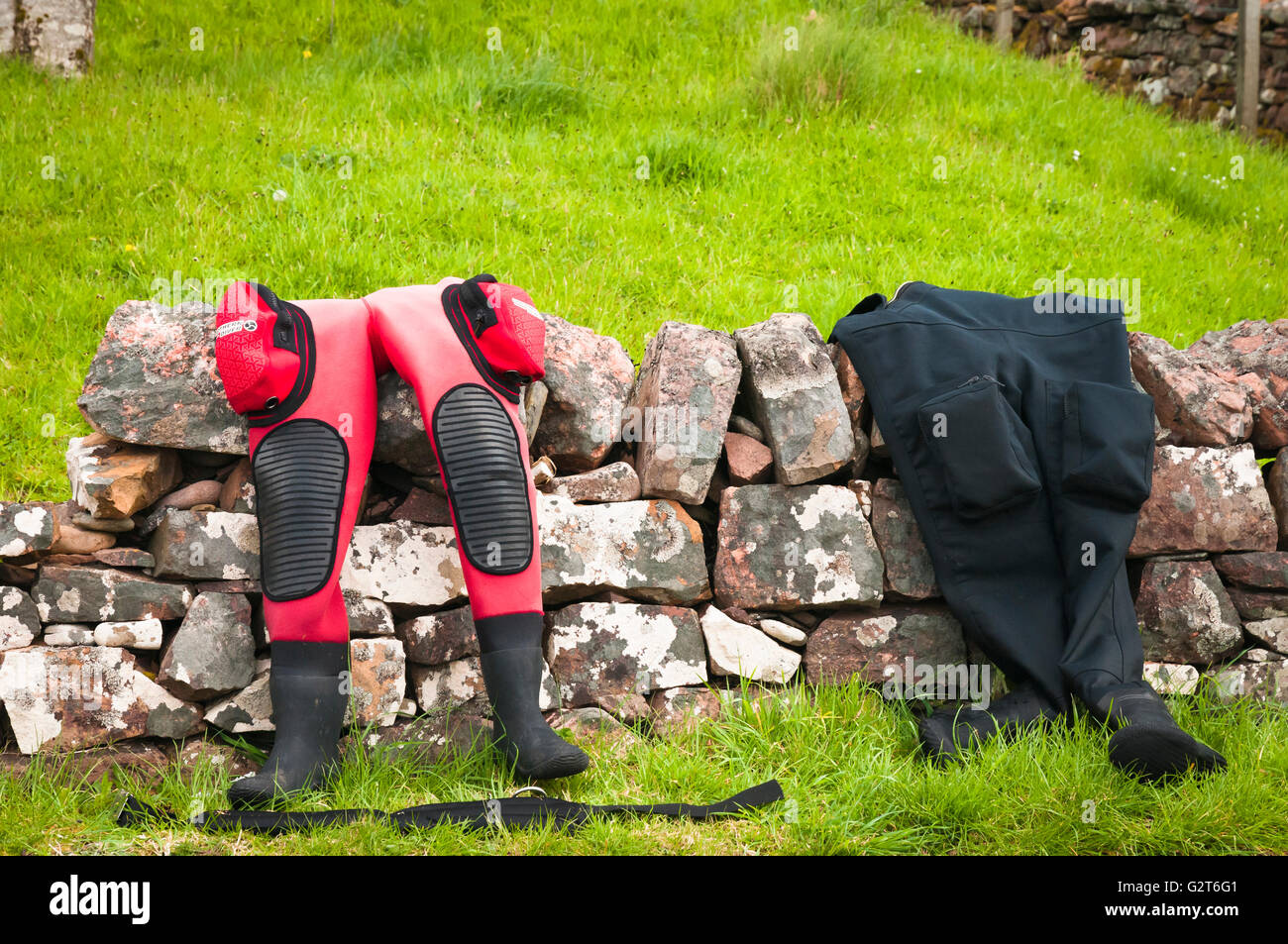 Zwei Anzüge Trocknen auf einem trockenen Stein Wand im unteren Diabaig, in den Highlands von Schottland Stockfoto