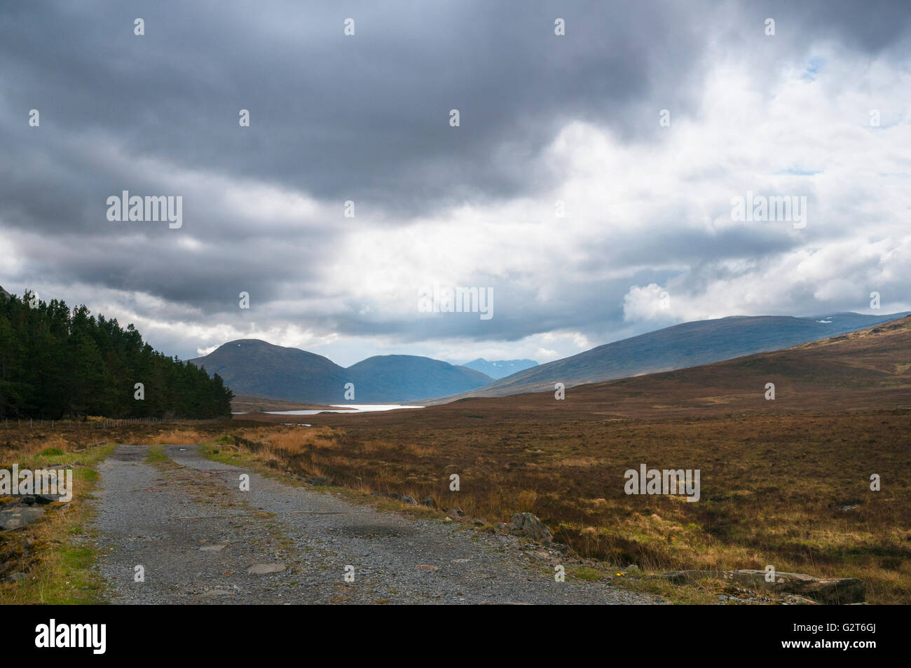 Auf der Suche nach den Creag Rainich Weg mit Loch a'Bhraoin und die Wester Ross-Berge in der Ferne unter Himmel bedrohlich Stockfoto