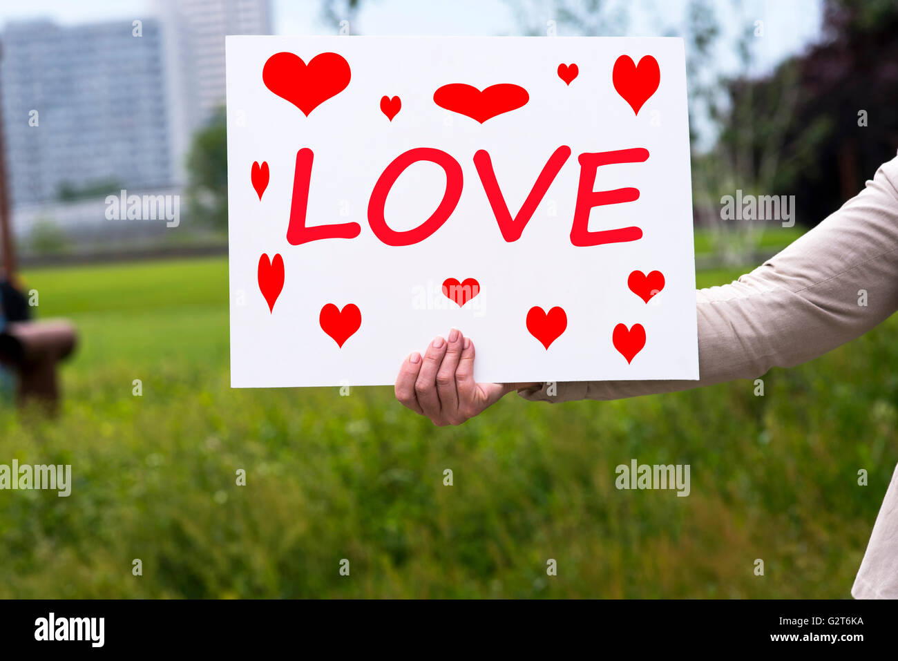 ein Foto einer Frau mit einem Stück ich liebe dich Stockfoto