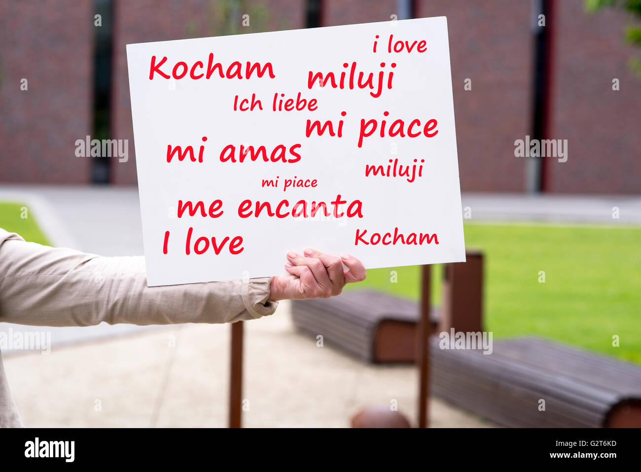 ein Foto einer Frau mit einem Stück ich liebe dich Stockfoto