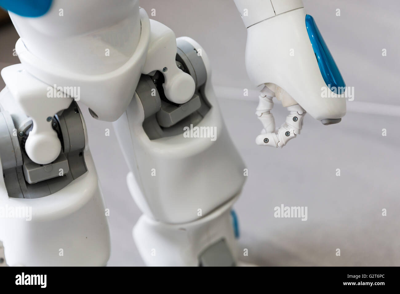Ein kleiner Roboter mit menschlichen Gesicht und Körper - humanoiden ...